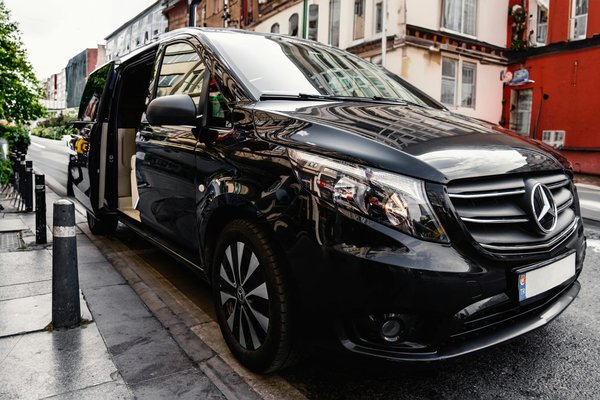 Location Mercedes Classe V : Le minibus VIP idéal pour vos groupes